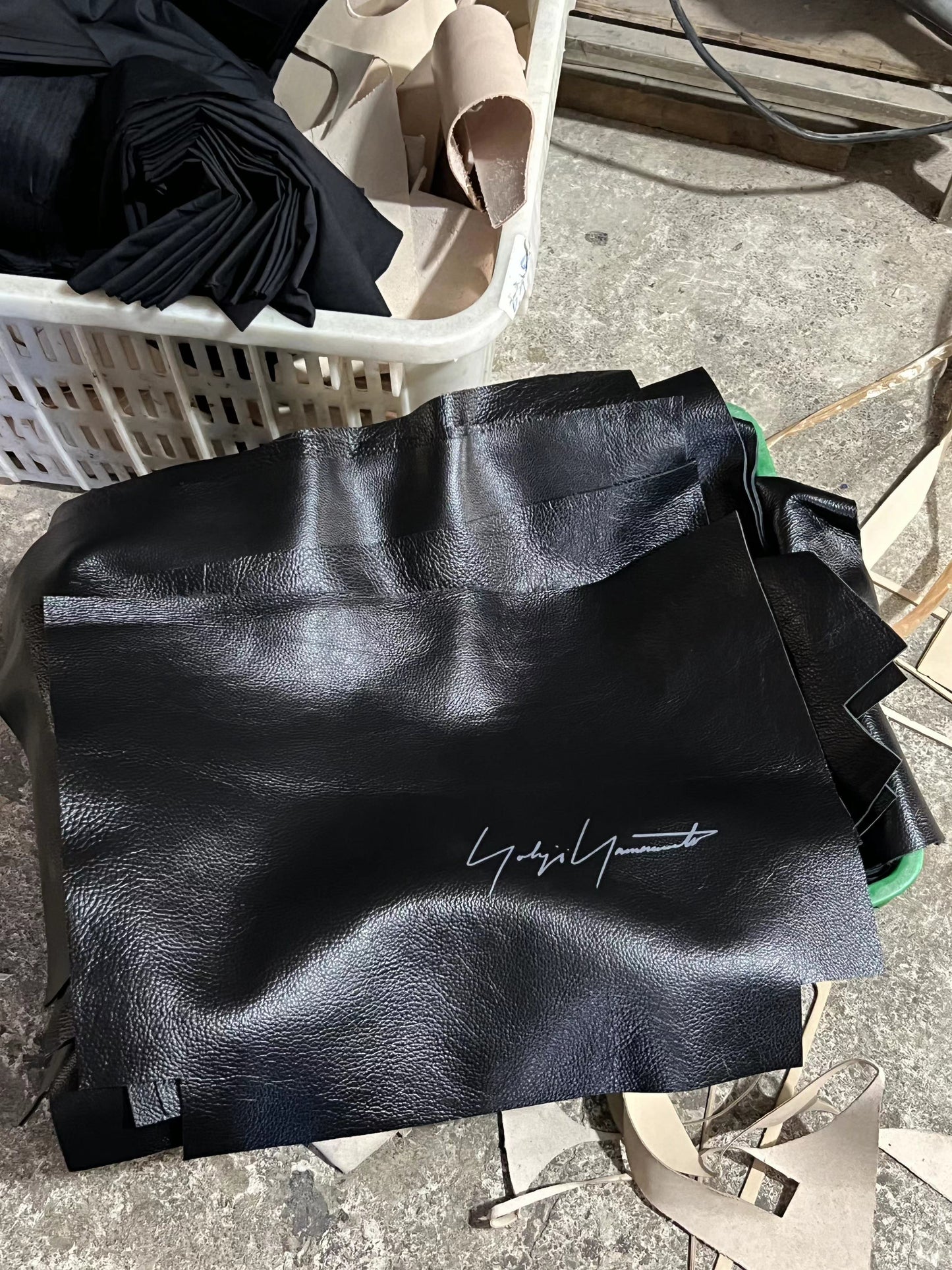 Yohji Yamamoto Aoyama Store Exclusive / Cowhide Shoulder Messenger Bag