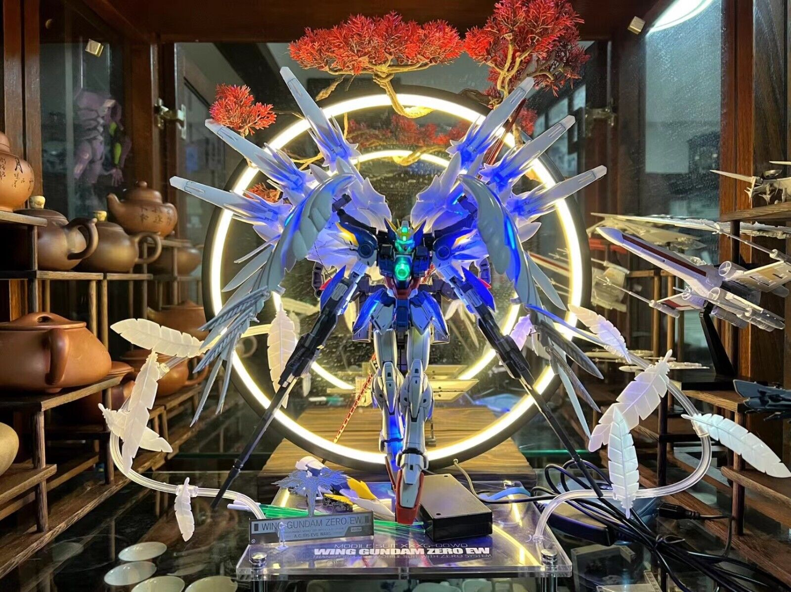 Gundam Showcase Lamp:USB-Powered/ Dimming/Striking Red Halo/Model Figure